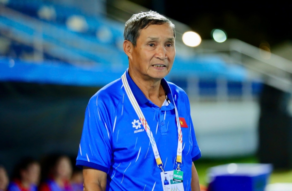 Thầy trò HLV Mai Đức Chung tạm gác lại việc chia tay (Ảnh: VFF)