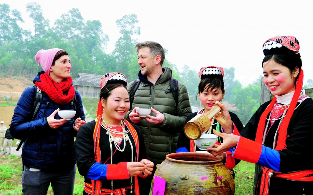 Khách du lịch quốc tế đến Việt Nam tìm hiểu và trải nghiệm văn hóa truyền thống của đồng bào dân tộc thiểu số. Ảnh: bvhttdl.gov.vn