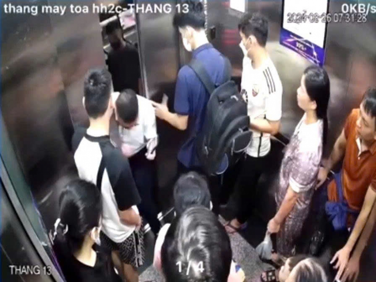 Người đàn ông (áo trắng) suýt bị kẹp bởi cửa thang máy 13 chung cư HH2C Linh Đàm ngày 26/8/2024 ​​