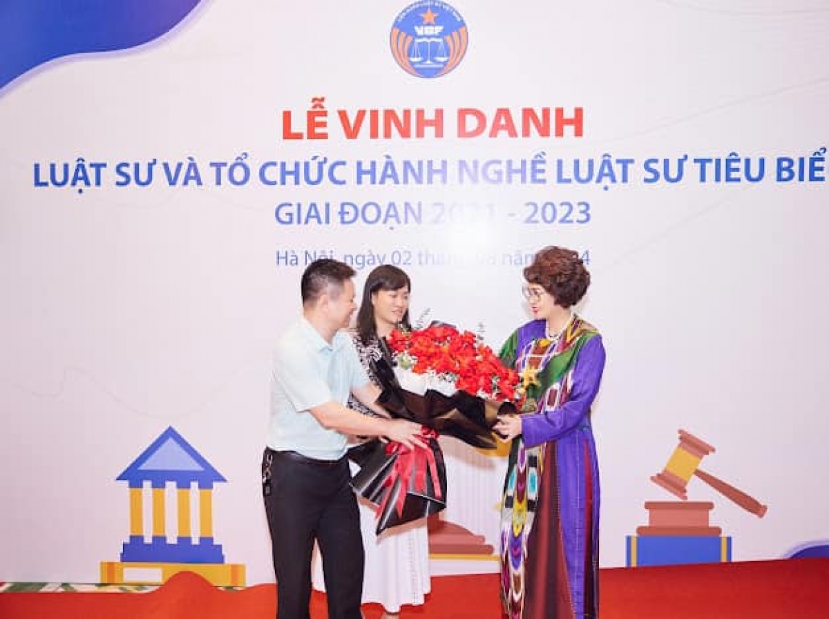 Luật sư Quỳnh Anh trong Lễ vinh danh luật sư và tổ chức hành nghề luật sư tiêu biểu (Ảnh: NVCC)