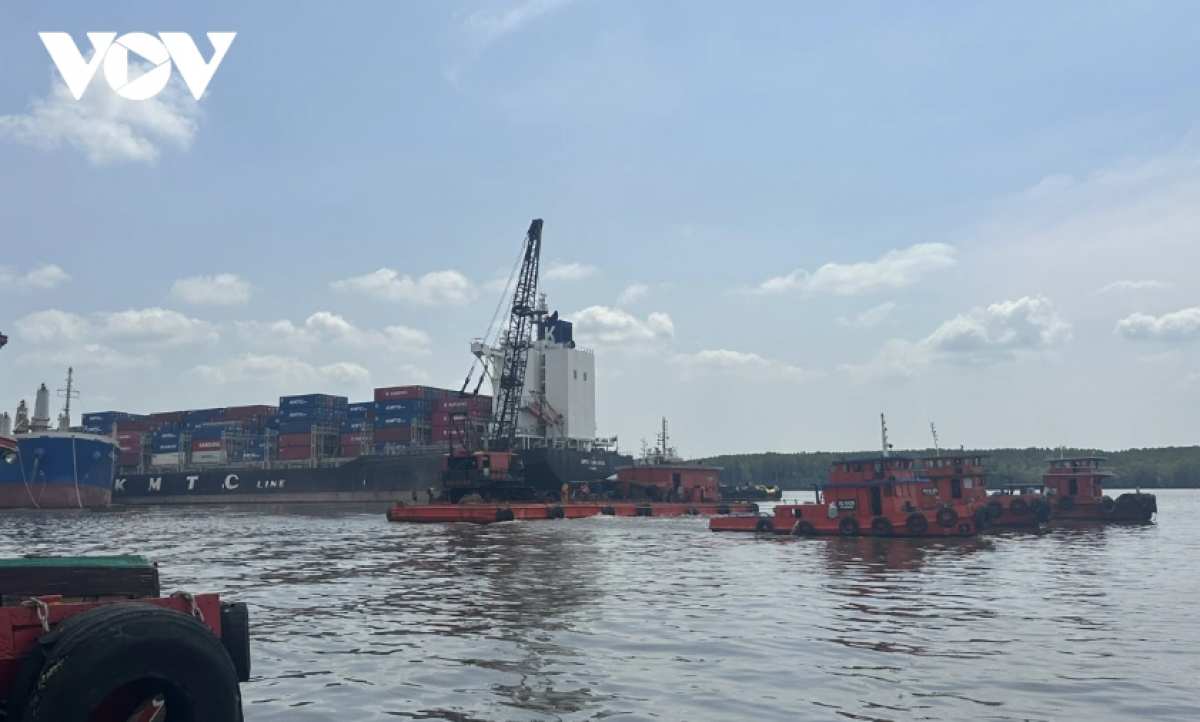 Hiện trường vụ tai nạn giữa 2 tàu chở hàng nước ngoài khiến 36 khu vực trên các tuyến sông ở Cần Giờ xuất hiện vết dầu loang. (Ảnh: VOV.VN)