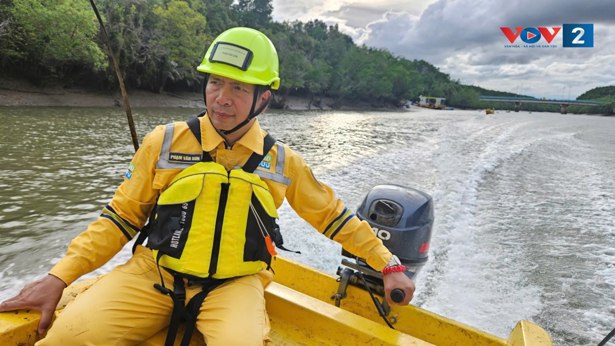 Ông Phạm Văn Sơn, Giám đốc Trung tâm Ứng phó sự cố Môi trường Việt Nam tại hiện trường sự cố