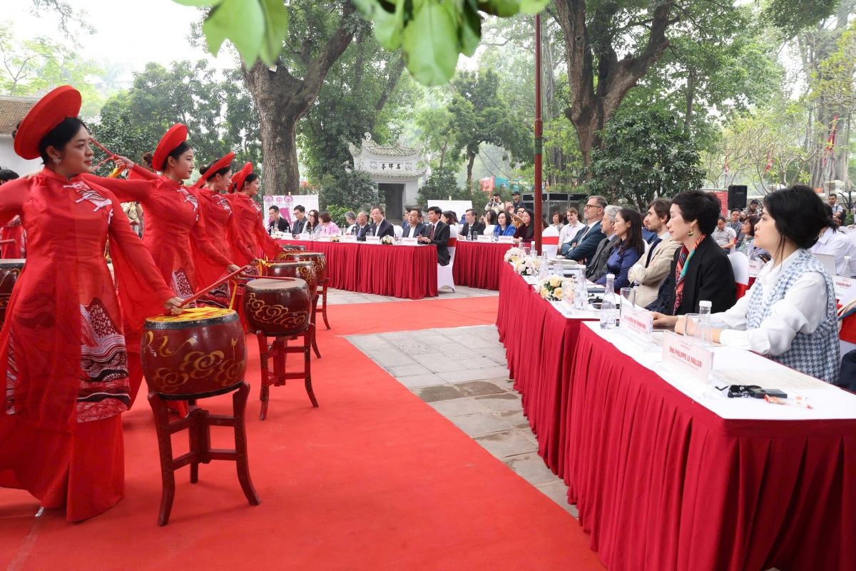Dự án "Các hành trình Du lịch Di sản TP.Hà Nội" được ra mắt tại không gian trang trọng và linh thiêng của đền Quán Thánh với sự tham dự của đông đảo quan khách trong nước và quốc tế. Ảnh: VNU