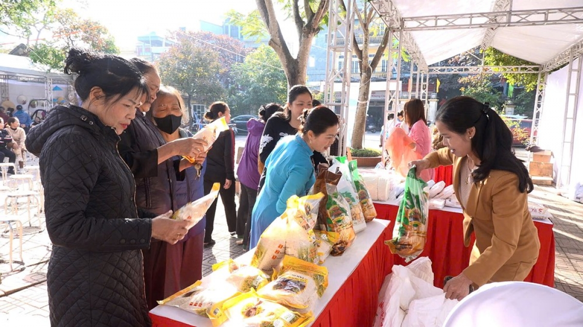 Gian hàng giới thiệu sản phẩm của phụ nữ luôn thu hút sự quan tâm của người tiêu dùng (Ảnh Internet)