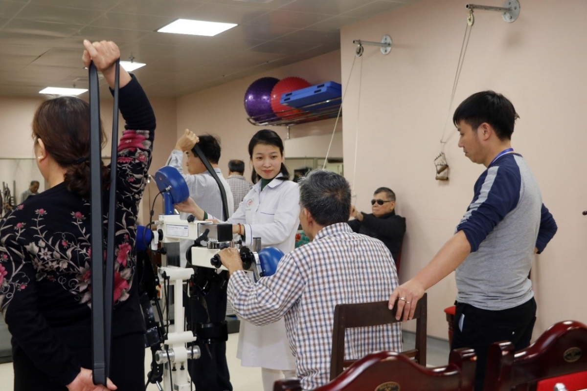 Một số bài tập vận động cần có sự can thiệp, hỗ trợ của các kỹ thuật viên (Ảnh: BVCC)