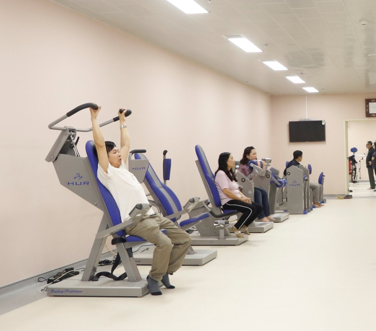 Bệnh nhân tập luyện tại Khoa Phục hồi chức năng, BV Trung ương Quân đội 108 (Ảnh:BVCC)