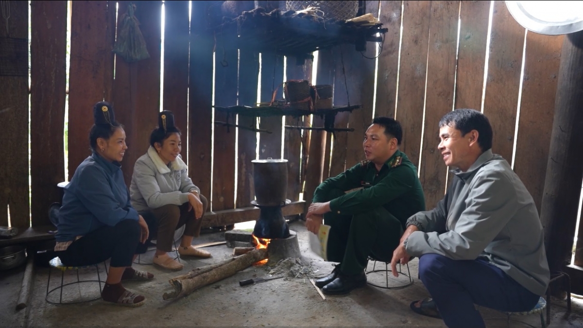 Thiếu tá Lò Văn Thoại tại nhà người dân. (Ảnh: moet)