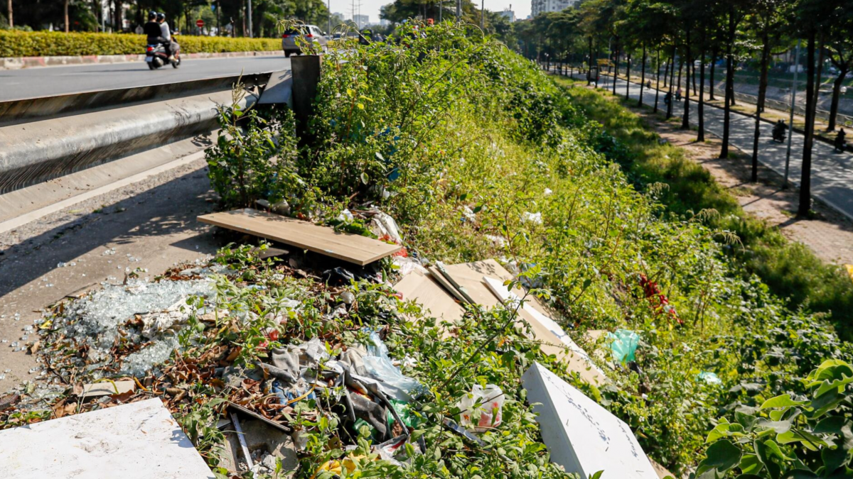 Rác thải bị bỏ tràn lan. Nguồn VTCnews
