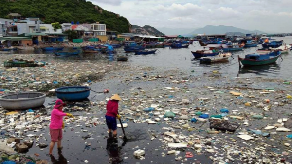 Rác thải ngập bờ biển ở đảo Ba Bình, Khánh Hòa. Nguồn VOV.VN