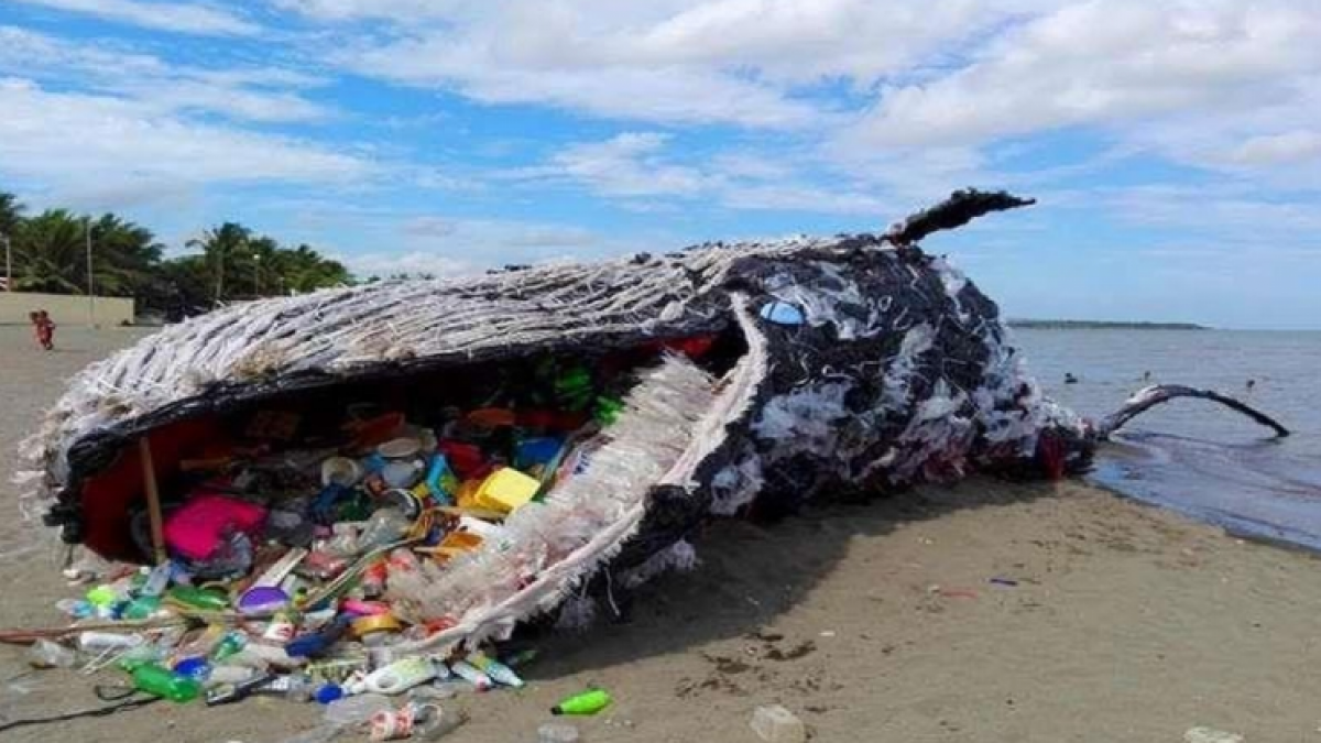 Mô hình cá voi trôi dạt vào bờ do rác thải biển. Nguồn VOV.VN​​