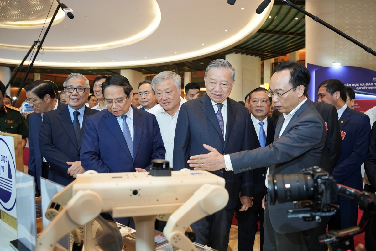 Giám đốc ĐHQGHN Hoàng Minh Sơn giới thiệu với Tổng bí thư  Tô Lâm và các đồng chí Lãnh đạo Đảng, nhà nước các sản phẩm khoa học của ĐHQGHN tại triển lãm ''Những thành tựu  nổi bật trong giáo dục và y tế'' ngày 16/9/2025 (Ảnh: VNU)
 