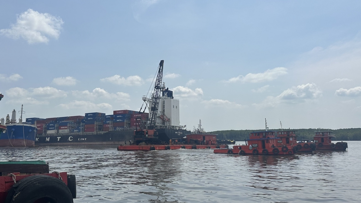 Hiện trường vụ tai nạn giữa 2 tàu chở hàng nước ngoài khiến 36 khu vực trên các tuyến sông ở Cần Giờ xuất hiện vết dầu loang (Ảnh: VOV.VN)