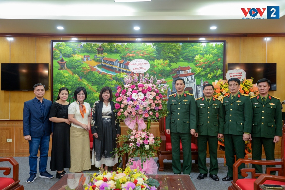 Lãnh đạo Ban VOV2 trao tặng lẵng hoa chúc mừng Đoàn 871 nhân ngày 22/12