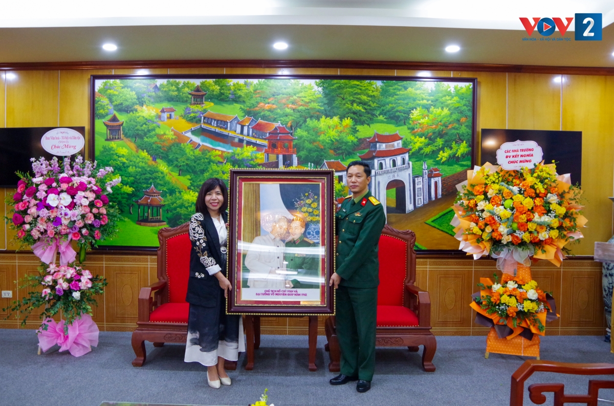 Đại tá Nguyễn Thế Trung tặng bức tranh "Chủ tịch Hồ Chí Minh với Đại tướng Võ Nguyên Giáp" cho
cán bộ, phóng viên, biên tập viên VOV2