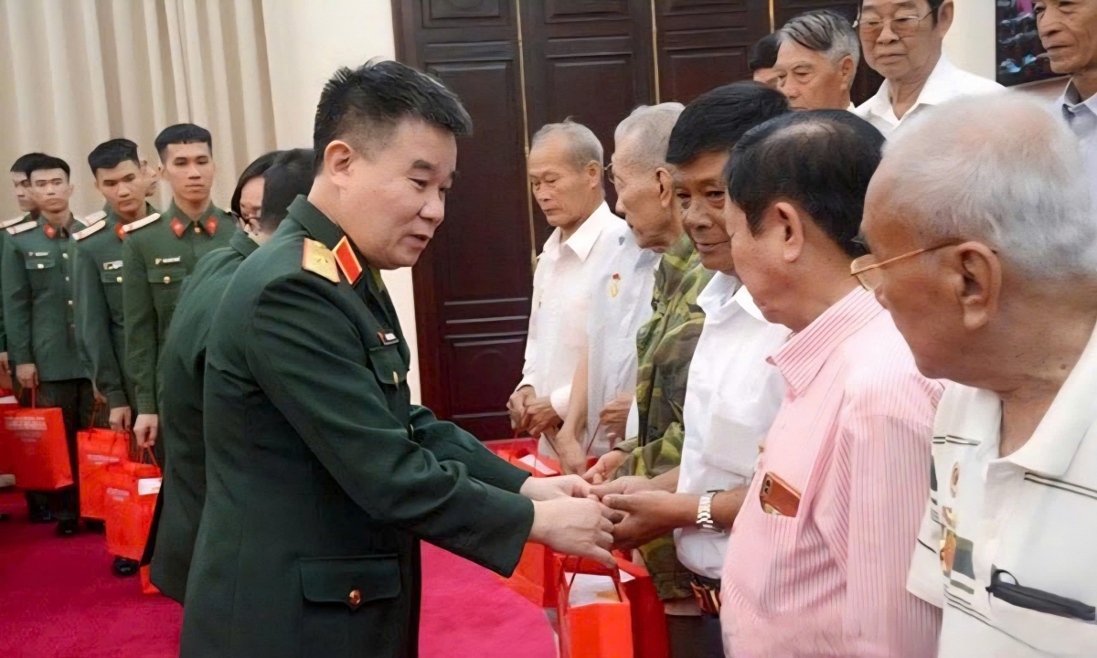 Cục trưởng Cục Chính sách - Xã hội trao quà của Bộ Quốc phòng tặng đại biểu người có công với cách mạng tỉnh Sóc Trăng - Ảnh: Thu Hà (qdnd.vn)