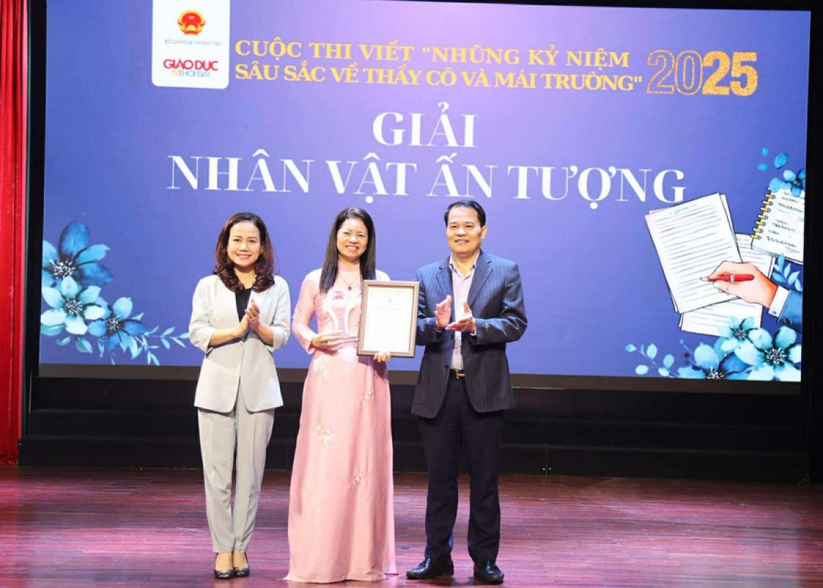 Ông Nguyễn Văn Thanh, Phó Vụ trưởng Vụ Học sinh, Sinh viên Bộ GD&amp;ĐT; bà Vương Hương Giang, Phó Giám đốc Sở GD&amp;ĐT TP Hà Nội trao giải Nhân vật tiêu biểu. (Ảnh BTC)