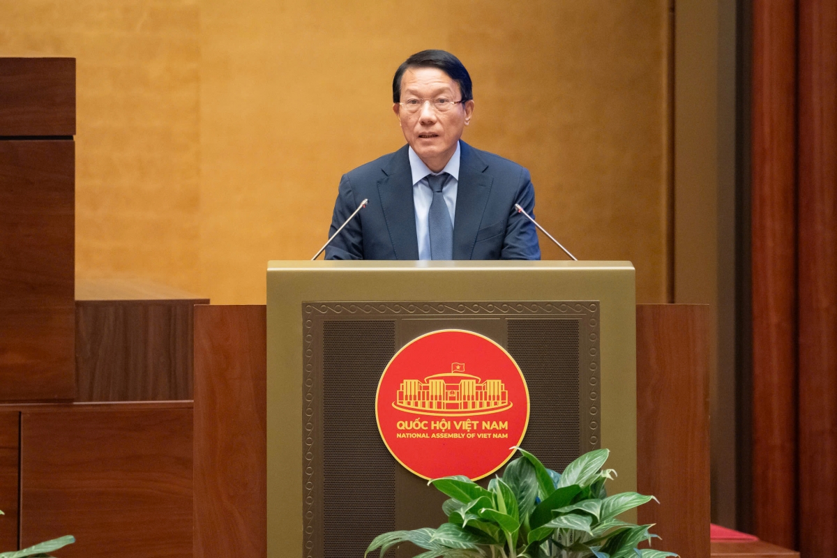 Đại tướng Lương Tam Quang, Bộ trưởng Bộ Công an trình bày Báo cáo của Chính phủ về công tác phòng, chống tội phạm và vi phạm pháp luật năm 2025. Ảnh: quochoi.vn