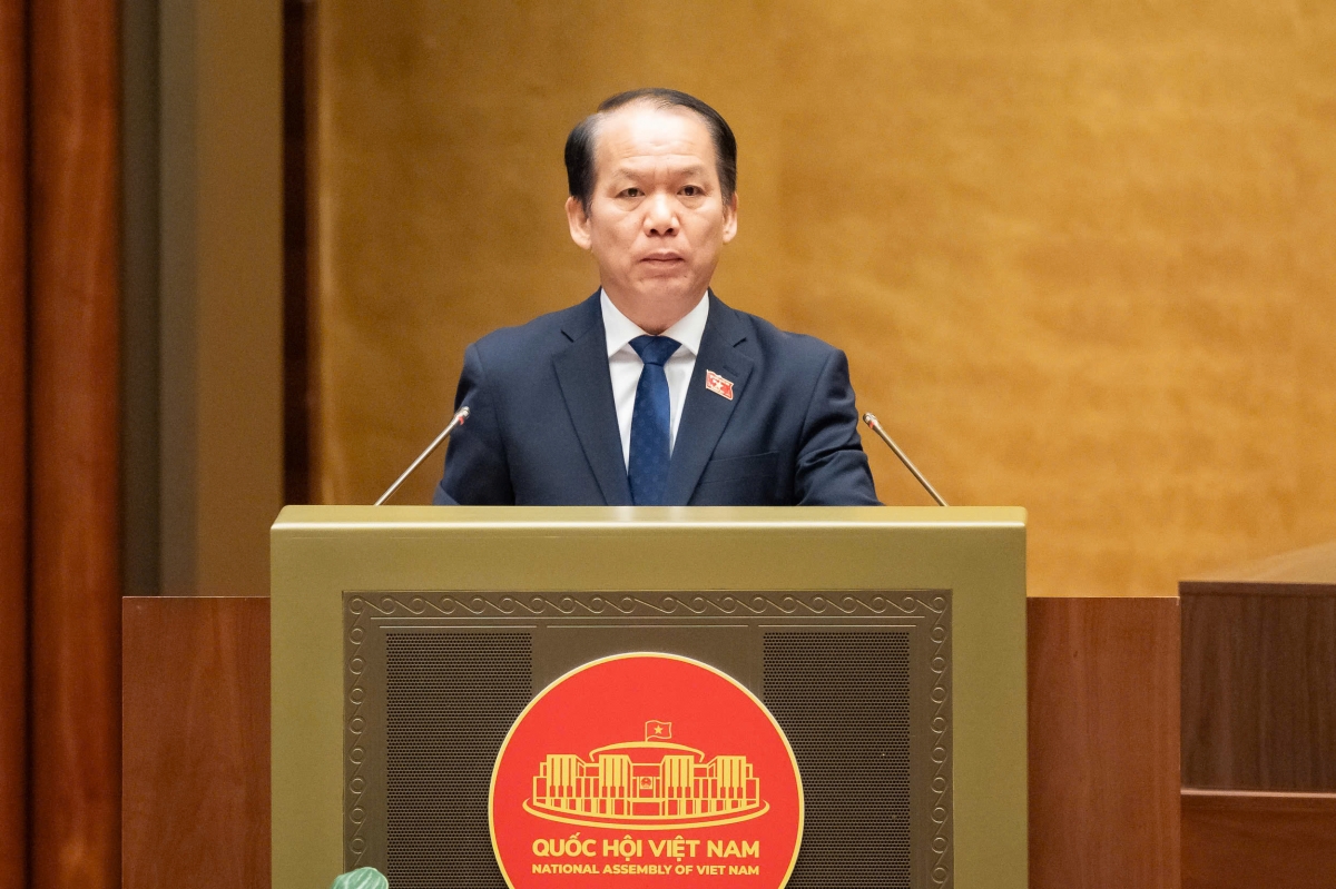 Chủ nhiệm Ủy ban Pháp luật và Tư pháp của Quốc hội Hoàng Thanh Tùng trình bày Báo cáo thẩm tra. Ảnh: quochoi.vn