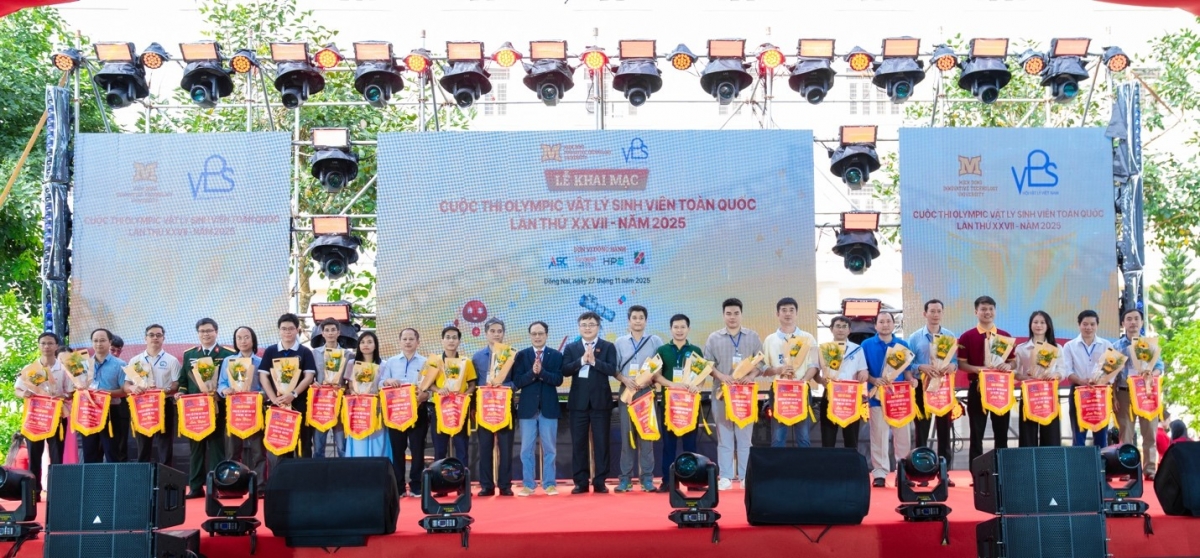 Ban tổ chức trao cở cho các đội tham gia Olympic Vật lý 2025 (Ảnh: BTC)