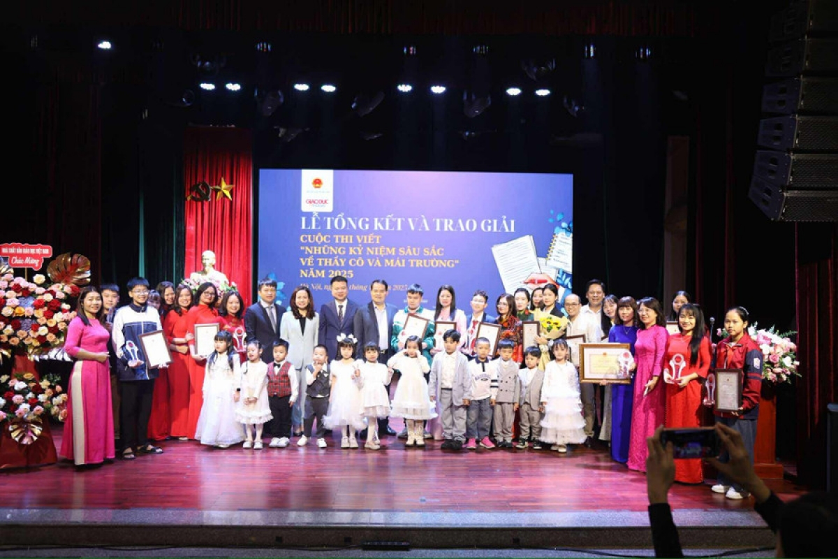 Các tác giả đạt giả chụp ảnh cùng Ban tổ chức (Ảnh: BTC)