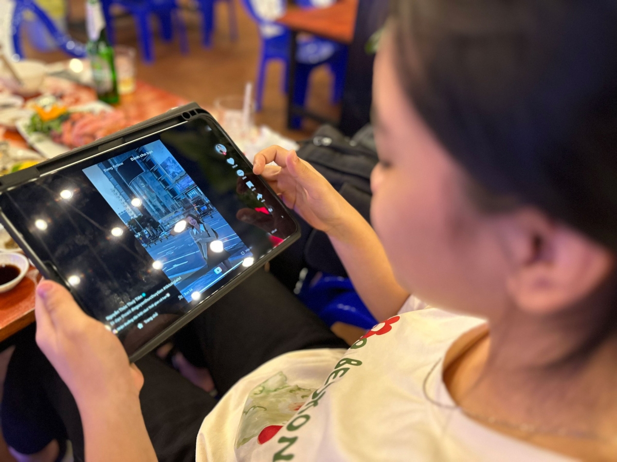 Trẻ dưới 16 tuổi sử dụng mạng xã hội rất nhiều. Ảnh: Quang Liêm