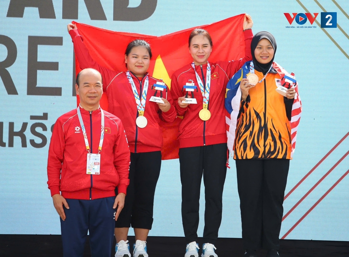Trịnh Thu Vinh trên bục nhận HCV SEA Games 33
