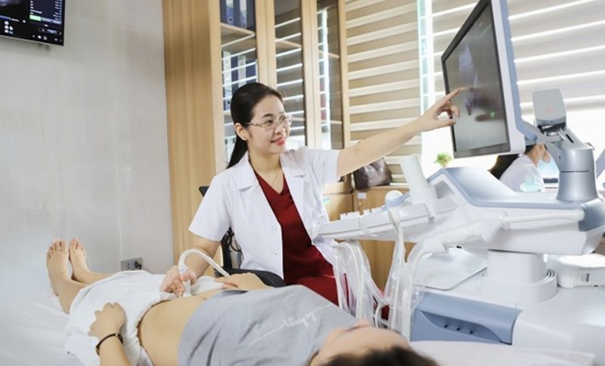 TS.BS Đinh Thúy Linh khám cho bệnh nhân. Ảnh: BVCC