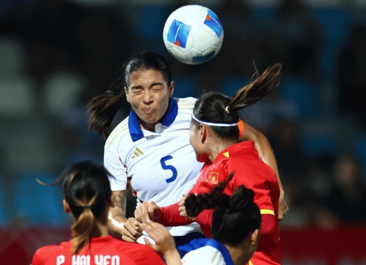 Cầu thủ Philippines chiếm ưu thế về bóng bổng (Ảnh: PAFA)