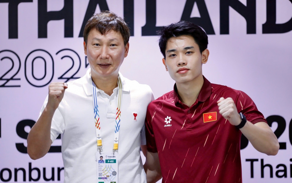 Thầy trò HLV Kim Sang Sik có màn trình diễn thuyết phục (Ảnh: VFF)