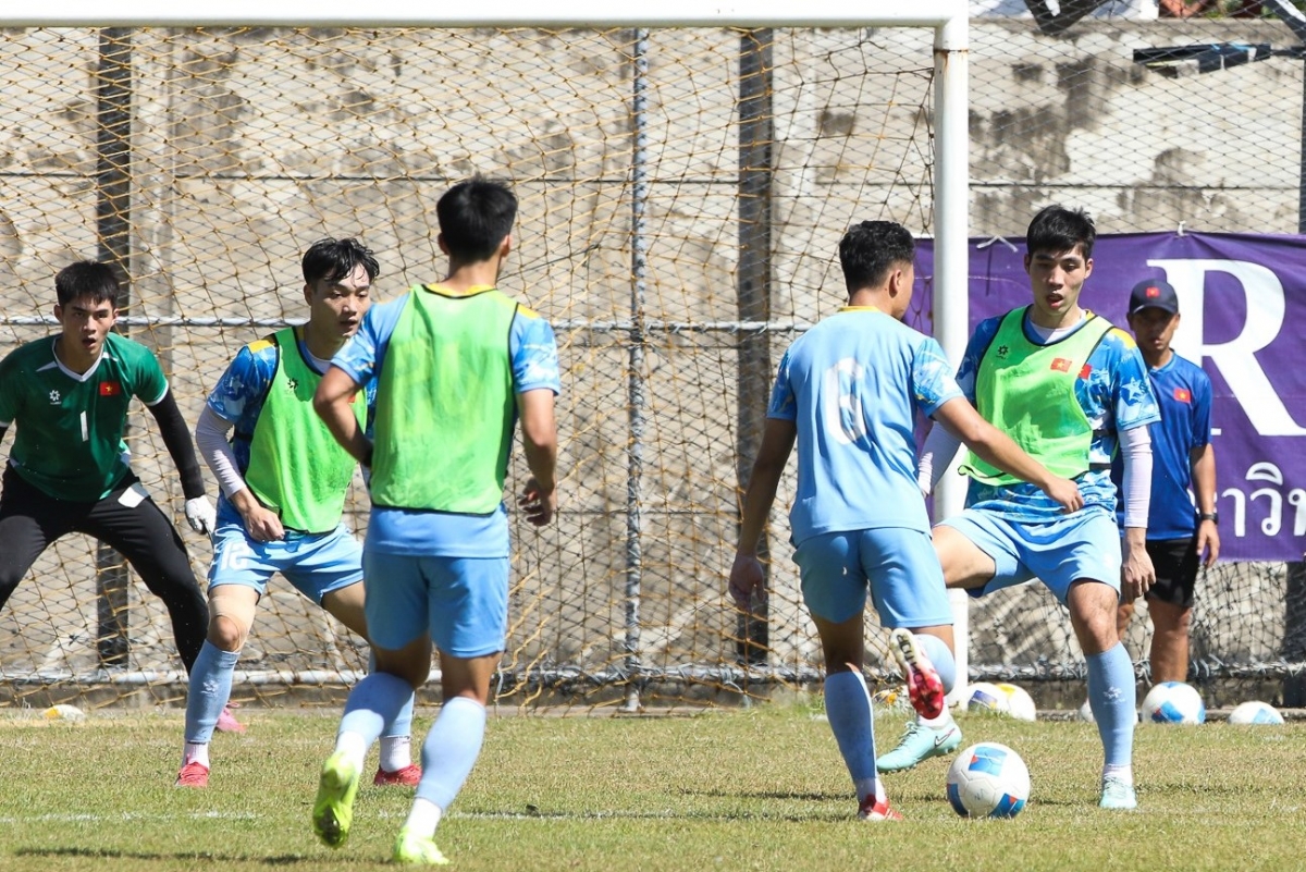 Các cầu thủ chia tổ 4 đấu 4 để luyện dứt điểm (Ảnh: VFF)