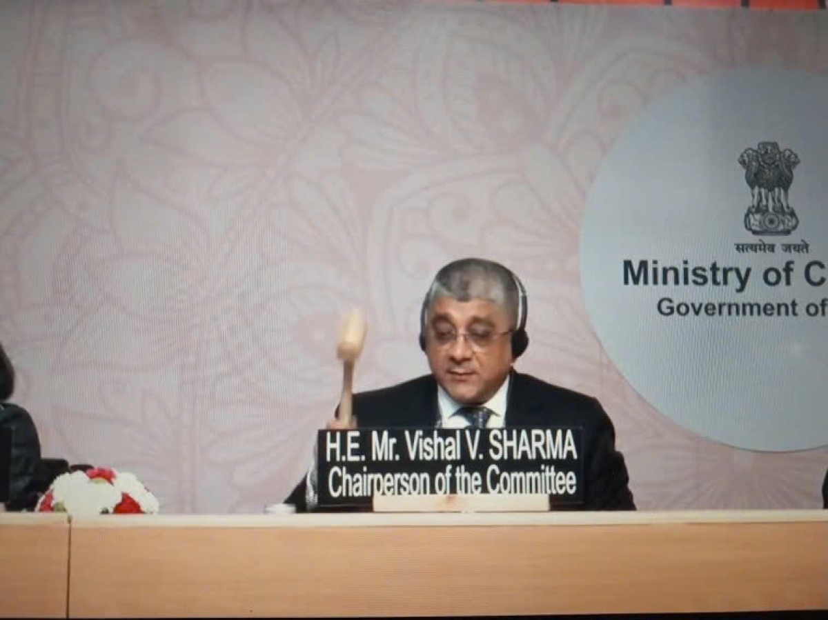 Ông Vishal V. Sharma, Đại sứ, Phái đoàn thường trực của Ấn Độ bên cạnh UNESCO, Chủ tịch Kỳ họp lần thứ 20 Ủy ban Liên chính phủ Công ước 2003 về bảo vệ di sản văn hóa phi vật thể của UNESCO gõ búa ghi danh di sản Nghề làm tranh dân gian Đông Hồ vào Danh sách di sản văn hóa phi vật thể cần bảo vệ khẩn cấp. (Ảnh: Cục Di sản văn hóa)