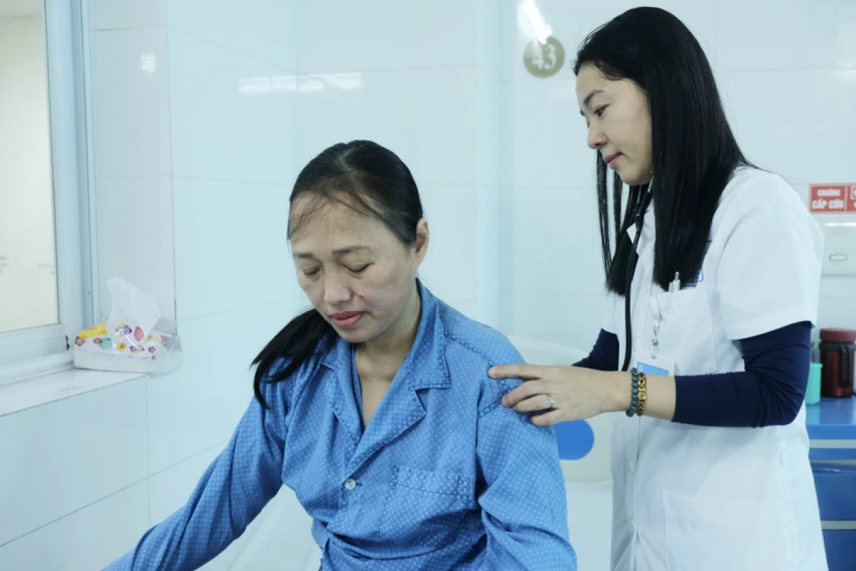 BS Đoàn Thị Anh Đào thăm khám cho bệnh nhân. Ảnh: BSCC