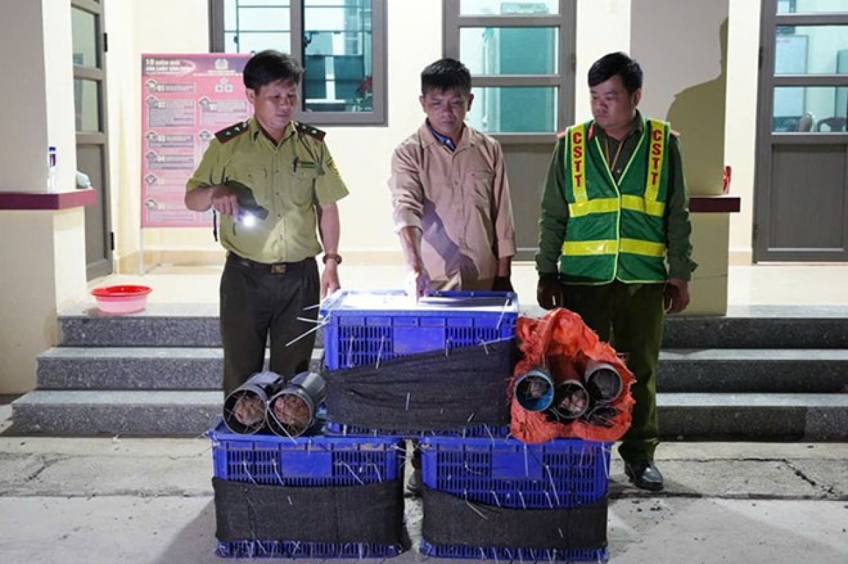 Đối tượng Hà Ngọc Quỳnh cùng tang vật vụ án. Ảnh: Công an Điện Biên