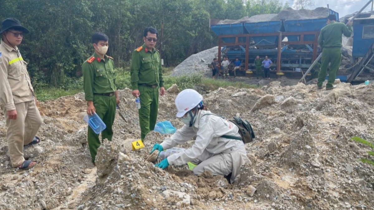 Các cơ quan chức năng đang kiểm nghiệm chất thải. Nguồn VOVnews