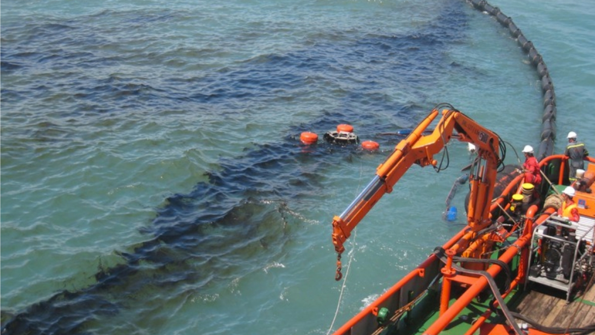 Xử lý sự cố tràn dầu. Nguồn VOVnews