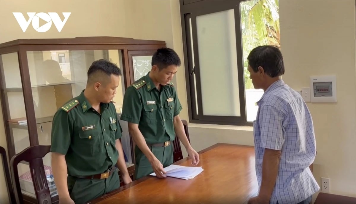Bộ đội Biên phòng tỉnh Quảng Ngãi đọc quyết định xử phạt với chủ tàu cá vi phạm các quy định (Nguồn: VOV)