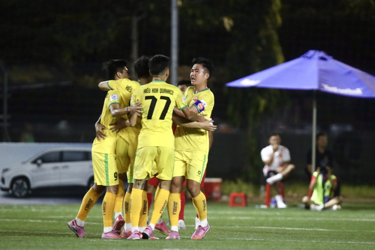 Hiếu Hoa Quahaco ăn mừng khi thủ hòa An Biên dù có lúc đã bị dẫn với tỷ số 1-3 (ảnh: Vietfootball)