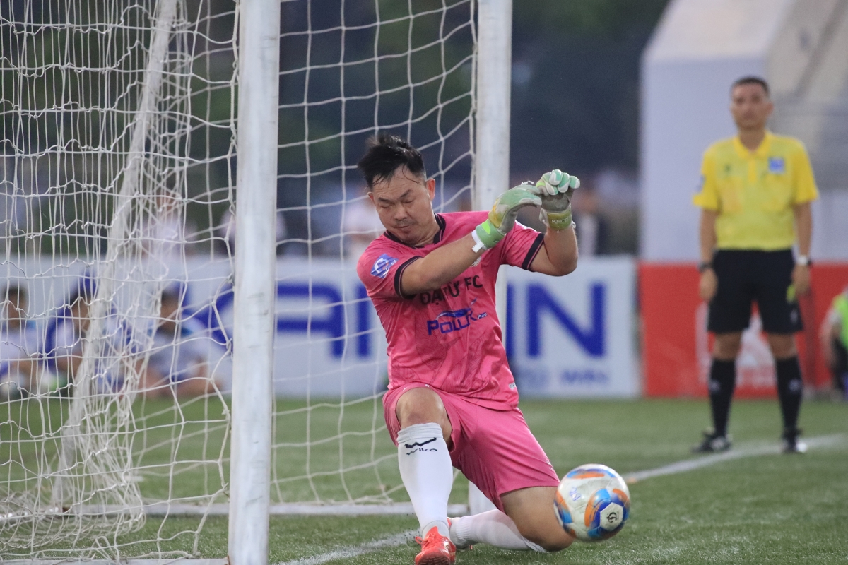 TM Anh Đức mang về chiến thắng 7-6 cho Đại Từ ở loạt sút luân lưu cùng tấm vé vào CK (ảnh: Vietfootball)