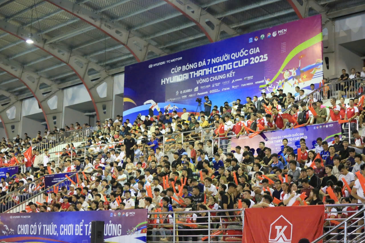 Sân Gia Định một lần nữa chật kín khán giả trong ngày diễn ra vòng bán kết VSC - S5 (ảnh: Vietfootball)