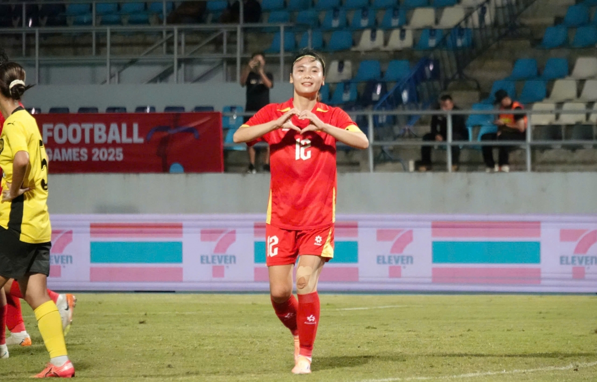 Hải Yến hoàn tất cú đúp bàn thắng trong ngày ra quân của tuyển nữ Việt Nam (Ảnh Nam Trung)