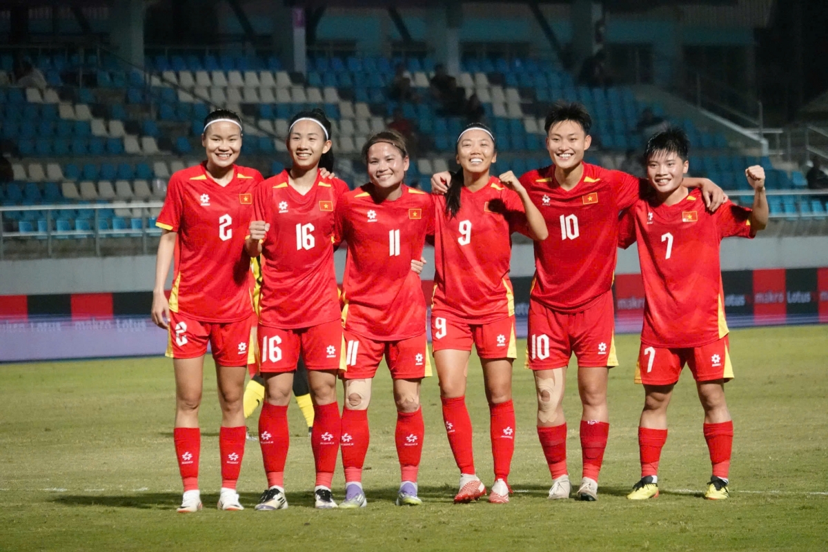 Tuyển nữ Việt Nam thắng đậm Malaysia 7-0 trong trận ra quân tại SEA Games 33 (Ảnh Nam Trung)