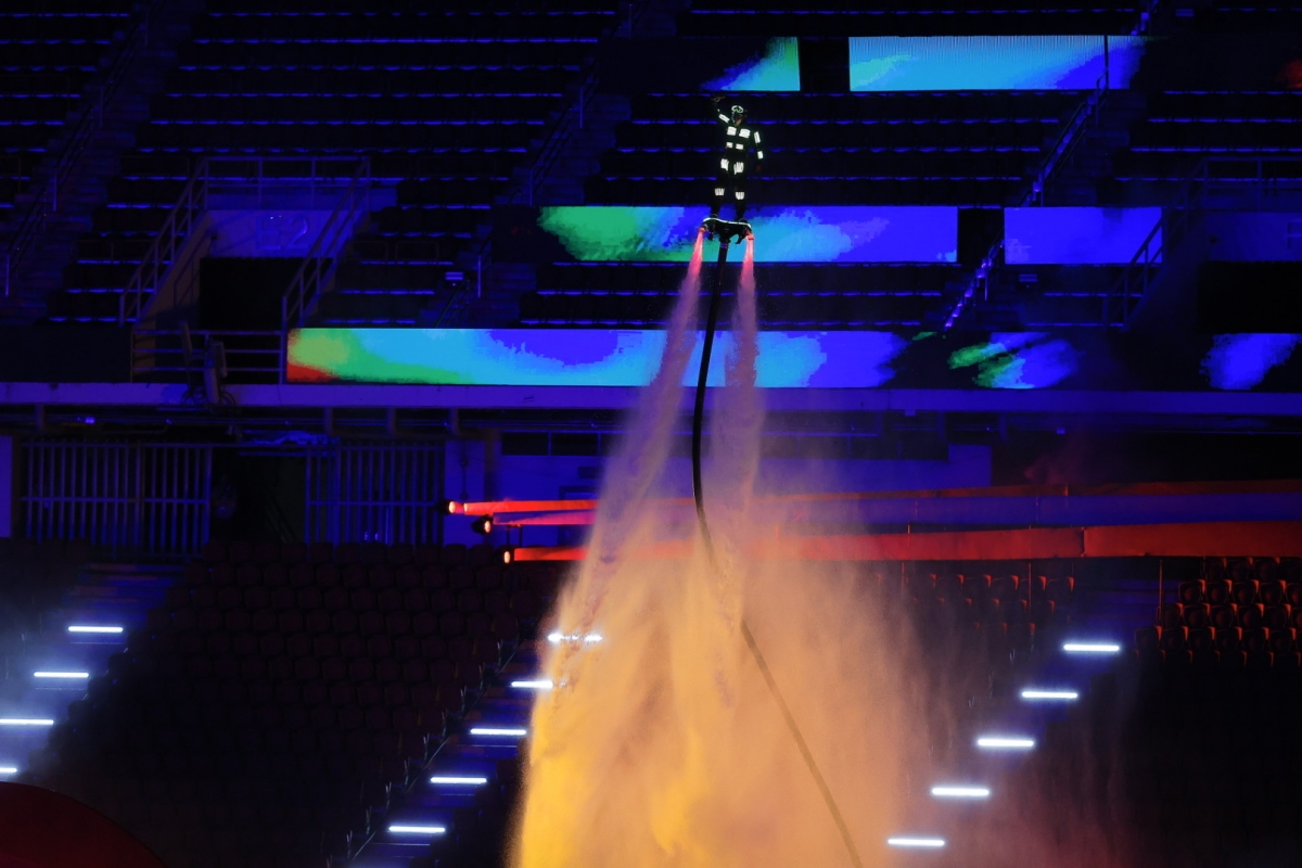 Các nghệ sĩ flyboard nhào lộn trên không (ảnh Thu Sâm)