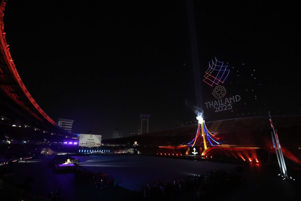 Ngọn lửa bùng sáng đánh dấu khoảnh khắc SEA Games 33 chính thức bắt đầu. (ảnh Quý Lượng)