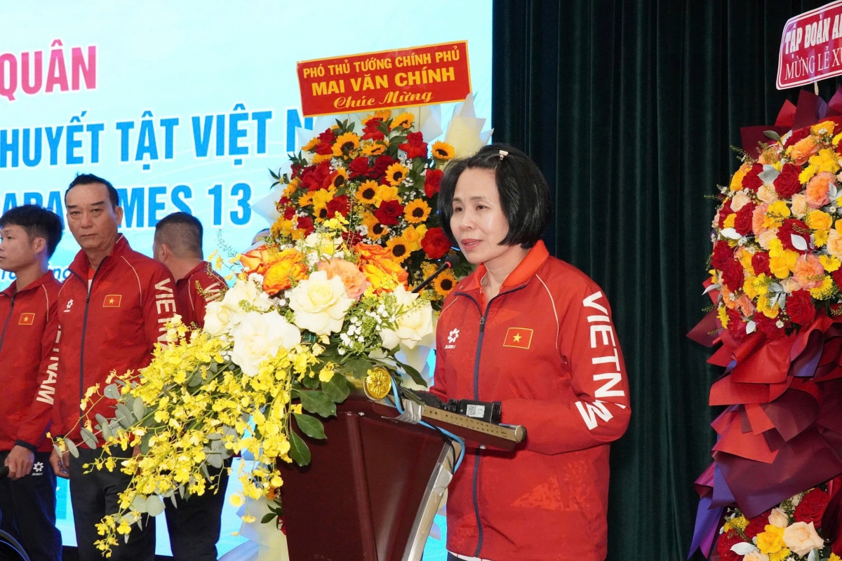 Bà Lê Thị Hoàng Yến – Trưởng đoàn Thể thao NKTVN phát biểu trong lễ xuất quân