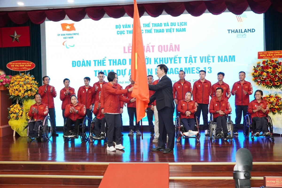 Phó Thủ tướng Mai Văn Chính trao cờ xuất quân cho Trưởng đoàn TTNKT Lê Thị Hoàng Yến