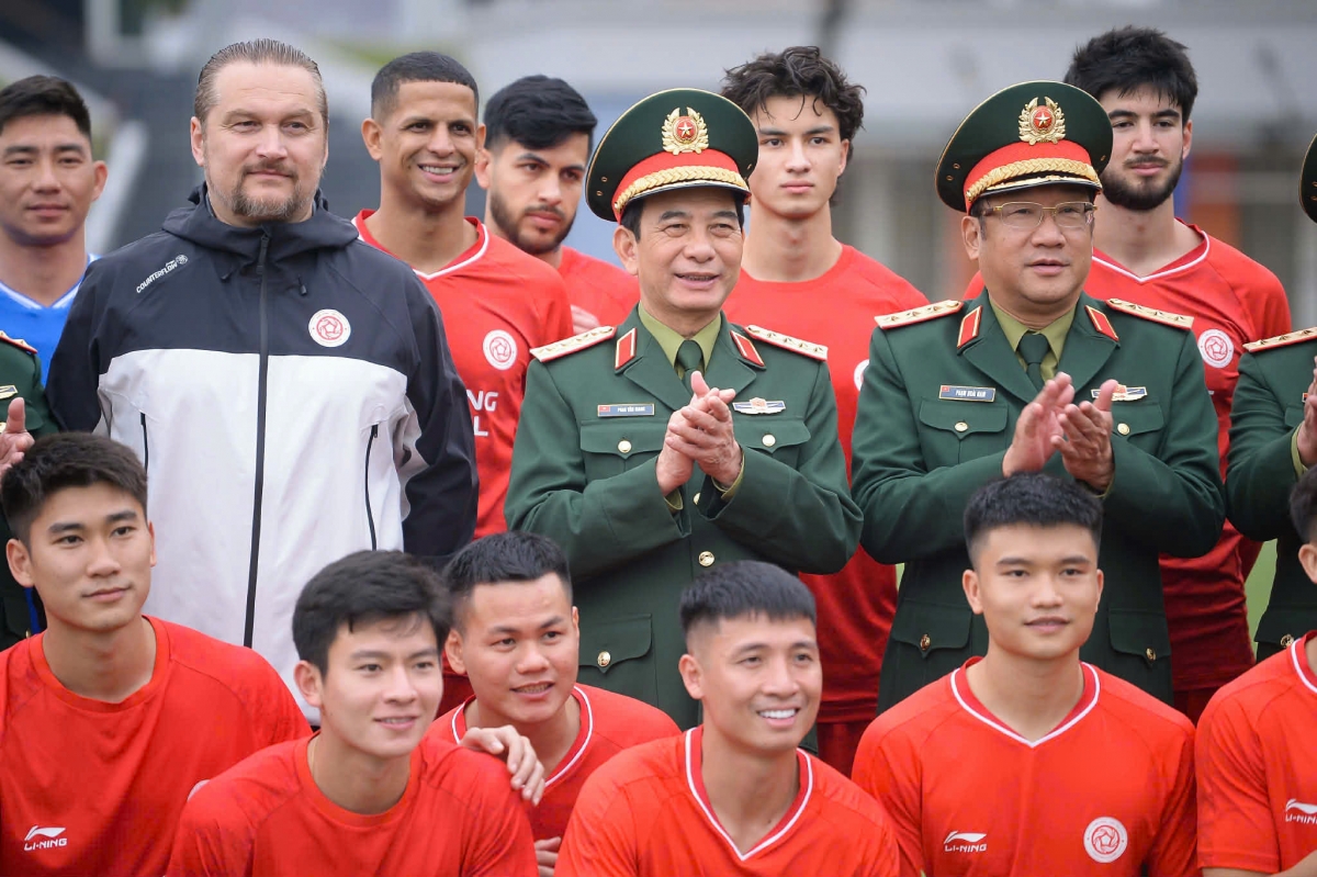 Đại tướng Phan Văn Giang chụp ảnh lưu niệm cùng các thành viên CLB Thể Công Viettel (ảnh: BTC)