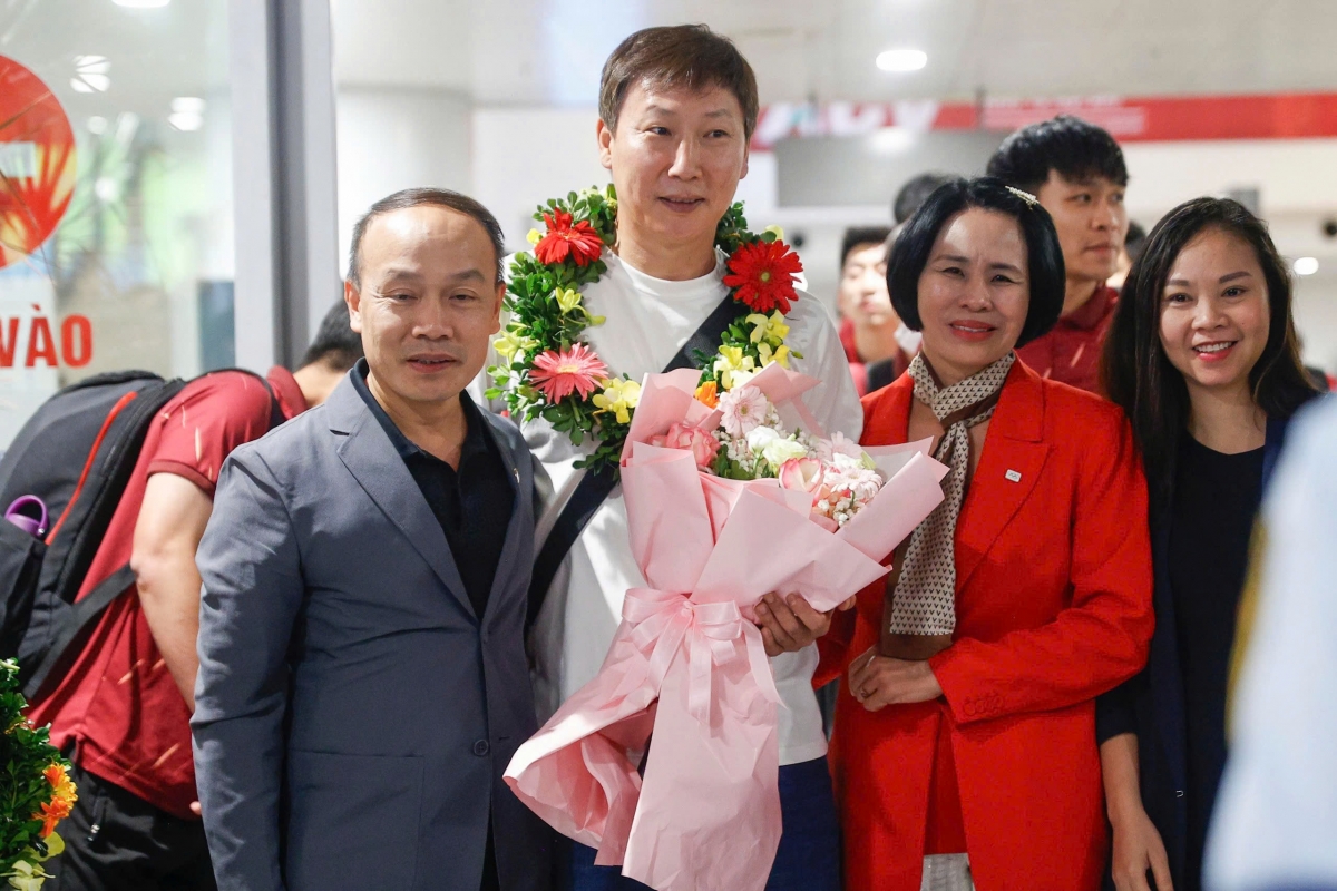 Đón đội tuyển tại sân bay có bà Lê Thị Hoàng Yến - Phó Cục trưởng Cục Thể dục Thể thao Việt Nam
(ảnh VFF)