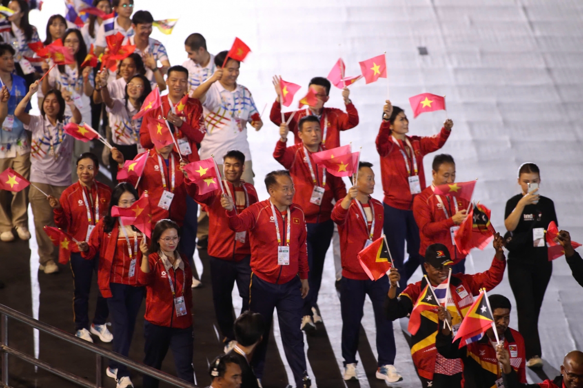 Đại diện đoàn TTVN diễu hành trong lễ bế mạc SEA Games 33
(ảnh: Quý Lượng