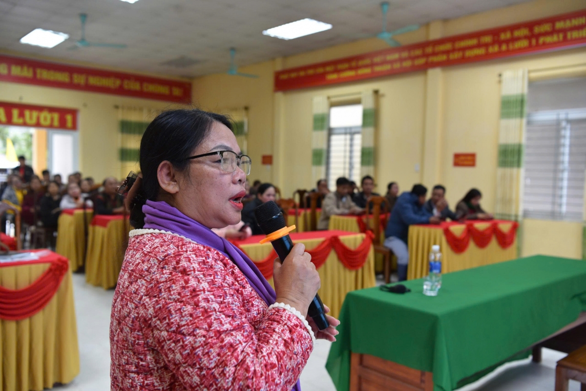 Nghệ nhân ưu tú Hồ Thị Tư, người dành tất cả tâm huyết bảo lưu và trao truyền văn hóa Pa Cô đến cộng đồng. Dịp này, bà tiếp tục phối hợp với Cục văn hóa các dân tộc Việt Nam truyền dạy các nghi lễ cơ bản trong Lễ tế thần nước cho bà con thôn A Năm, xã A Lưới 1.