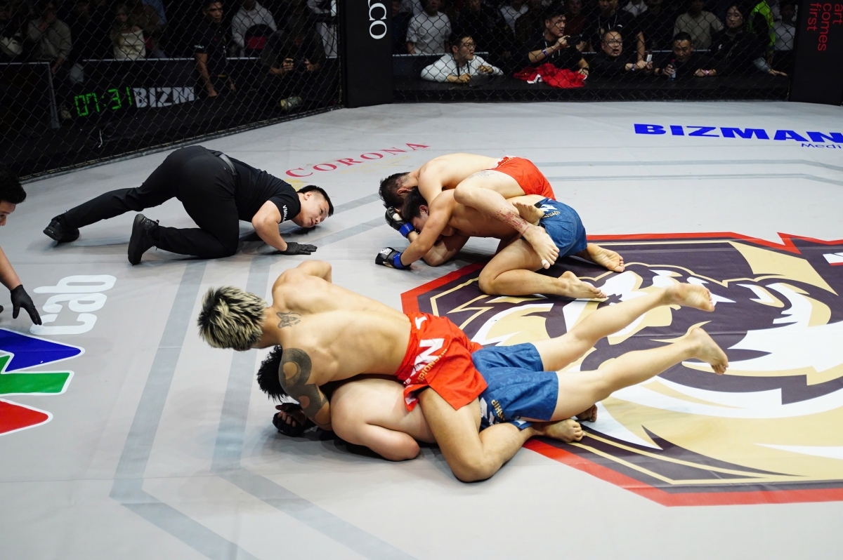 Tình huống quyết định mang về chiến thắng cho các võ sĩ Việt Nam ở trận MMA Trio (Ảnh: VMMAF)